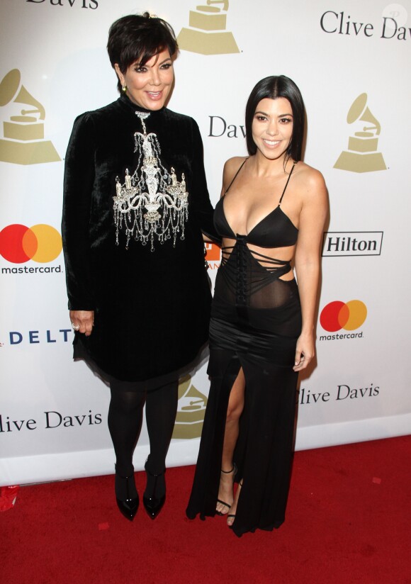 Kris Jenner et sa fille Kourtney Kardashian au gala Pre-Grammy à l'hôtel The Beverly Hilton à Beverly Hills, le 11 février 2017