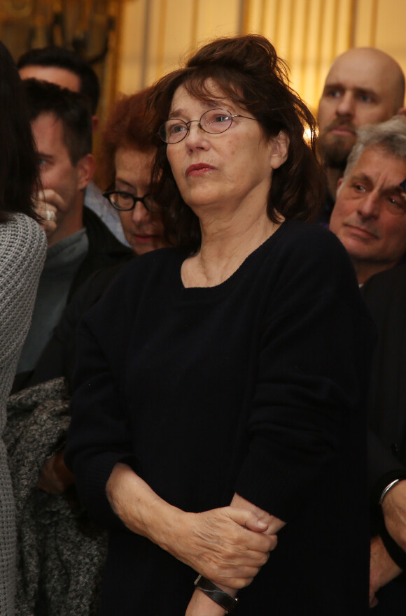 Jane Birkin - Philippe Lerichomme (Parolier de Serge Gainsbourg) et Mathias Malzieu (Dionysos) reçoivent la médaille de Chevalier de l'ordre des arts et des lettres par Audrey Azoulay, la ministre de la Culture à Paris le 21 février 2017. © Denis Guignebourg/Bestimage