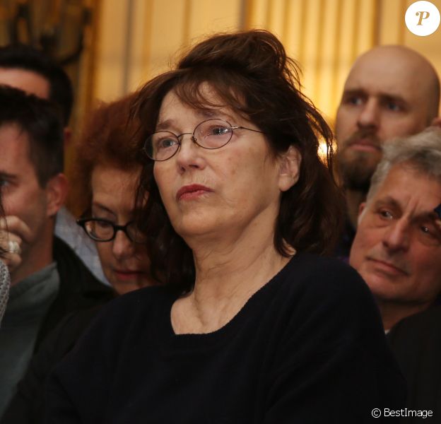 Jane Birkin - Philippe Lerichomme (Parolier de Serge Gainsbourg) et Mathias Malzieu (Dionysos) reçoivent la médaille de Chevalier de l'ordre des arts et des lettres par Audrey Azoulay, la ministre de la Culture à Paris le 21 février 2017. © Denis Guignebourg/Bestimage