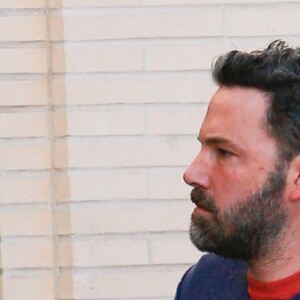 Exclusif - Ben Affleck fait du shopping chez Barney's New York à Beverly Hills. Il se cache des photographes derrière un sac! Le 16 décembre 2016