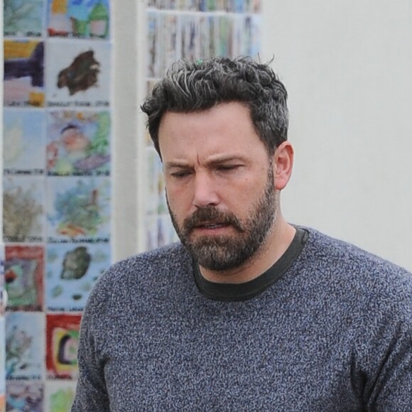 Jennifer Garner et Ben Affleck se baladent avec leurs enfants Seraphina et Samuel Affleck dans les rues de Pacific Palisades, le 11 décembre 2016