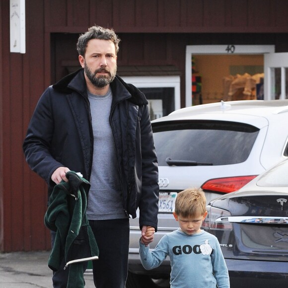 Ben Affleck est allé prendre le petit-déjeuner avec son fils Samuel au Brentwood Country Mart à Brentwood. Le 5 décembre 2016