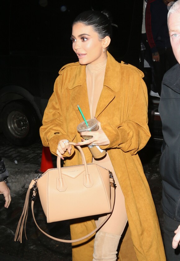 Kylie Jenner et son compagnon Tyga sont allés diner au restaurant Nobu à New York. Kylie porte une combinaison pantalon beige très transparente qui laisse entrevoir ses dessous! Le 11 février 2017