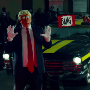 Captures d'écran - Snoop Dog tourne un clip dans lequel il tire sur le président américain Donald Trump, grimé en clown.  Snoop Dogg has done it again &x2013; this time with his presidential assassination parody for his new music video, Lavender. In the dramatic scene, Snoop Dogg takes out a fake gun and points it at an orange-faced, clown-like president Donald Trump character, called &x2018;Ronald Klump. The clip was released on Sunday and is co-directed by Jesse Wellens and James DeFina. The rapper spoke to Billboard about his message through the song: &x2018;I feel like it&x2019;s a lot of people making cool records, having fun, partying, but nobody&x2019;s dealing with the real issue with this fking clown as president, and the sh that we dealing with out here, so I wanted to take time out to push pause on a party record and make one of these records for the time being&x2019;. He also explained what motivated him to write the track: &x2018;Making a song that was not controversial but real &x2013; real to the voice of the people who don&x2019;t have a voice. It&x2019;s not like (Jesse) told me to make a record to express what I&x2019;m expressing on the song, but there were certain things that he said that brought that feeling, to make me want to express that when I was writing&x2019;.14/03/2017 - 