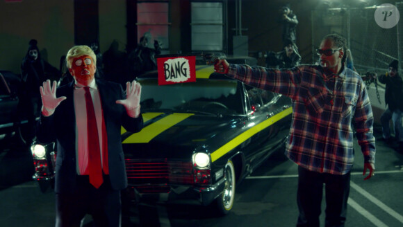 Captures d'écran - Snoop Dog tourne un clip dans lequel il tire sur le président américain Donald Trump, grimé en clown.  Snoop Dogg has done it again &x2013; this time with his presidential assassination parody for his new music video, Lavender. In the dramatic scene, Snoop Dogg takes out a fake gun and points it at an orange-faced, clown-like president Donald Trump character, called &x2018;Ronald Klump. The clip was released on Sunday and is co-directed by Jesse Wellens and James DeFina. The rapper spoke to Billboard about his message through the song: &x2018;I feel like it&x2019;s a lot of people making cool records, having fun, partying, but nobody&x2019;s dealing with the real issue with this fking clown as president, and the sh that we dealing with out here, so I wanted to take time out to push pause on a party record and make one of these records for the time being&x2019;. He also explained what motivated him to write the track: &x2018;Making a song that was not controversial but real &x2013; real to the voice of the people who don&x2019;t have a voice. It&x2019;s not like (Jesse) told me to make a record to express what I&x2019;m expressing on the song, but there were certain things that he said that brought that feeling, to make me want to express that when I was writing&x2019;.14/03/2017 - 