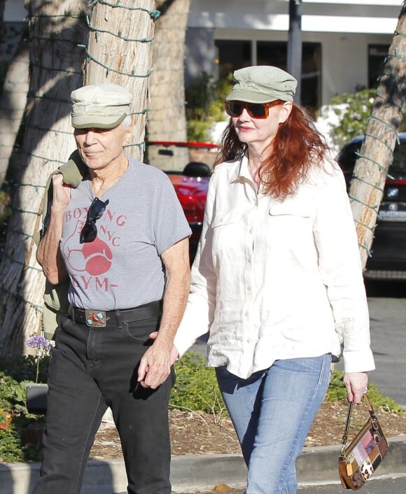 Robert Blake et sa fiancée Pamela Hudak dans les rues de Beverly Hills le 13 mars 2017. L'acteur américain, célèbre dans les années 1970 pour son interprétation de l'inspecteur Baretta à la télévision, a été innocenté du meurtre de sa seconde épouse (assassinée en 2001) par un tribunal de Los Angeles en 2005.