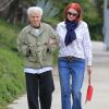 Robert Blake se promène avec sa compagne Pamela Hudak dans les rues de Beverly Hills, le 15 juillet 2016