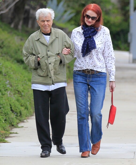 Robert Blake se promène avec sa compagne Pamela Hudak dans les rues de Beverly Hills, le 15 juillet 2016