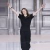 La styliste Clare Waight Keller au défilé de mode "Chloé", collection prêt-à-porter Automne-Hiver 2017-2018 à Paris, le 2 mars 2017.