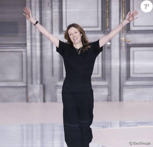 La styliste Clare Waight Keller au défilé de mode "Chloé", collection prêt-à-porter Automne-Hiver 2017-2018 à Paris, le 2 mars 2017.
