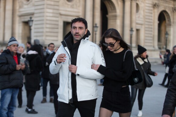 Le mannequin Bella Hadid et Riccardo Tisci sortent du Café Marly à Paris, le 22 janvier 2017.