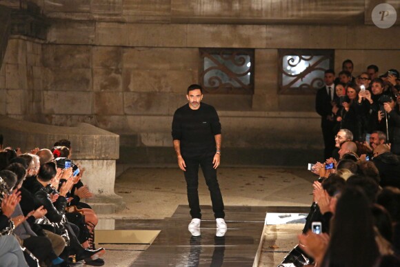 Le styliste Riccardo Tisci - Défilé de mode prêt-à-porter printemps-été 2017 "Givenchy" à Paris. Le 2 octobre 2016.