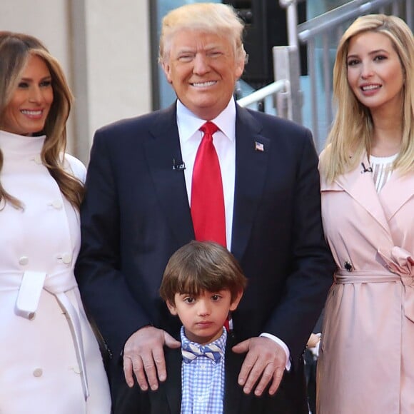 Donald Trump (au centre) et (de gauche à droite) son fils Donald Jr Trump, sa femme Melania Trump, sa fille Ivanka Trump et son fils Eric Trump et devant ses petits enfants Kai Trump et Donald Trump III (les enfants de Donald Jr Trump) - Donald Trump, candidat aux primaires du Parti républicain pour l'élection présidentielle de 2016, participe en famille à l'émission "Today" à la Trump Town Hall, Rockefeller Plaza à New York, le 21 avril 2016. © Sonia Moskowitz/Globe Photos via ZUMA Wire/Bestimage21/04/2016 - New York