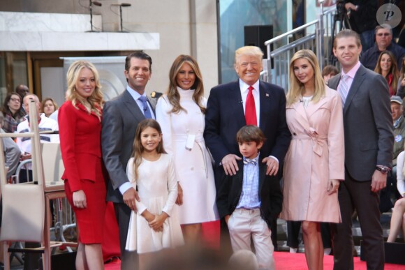 Donald Trump (au centre) et (de gauche à droite) sa fille Tiffany Trump, son fils Donald Jr Trump, sa femme Melania Trump, sa fille Ivanka Trump et son fils Eric Trump et devant ses petits-enfants Kai Trump et Donald Trump III (les enfants de Donald Jr Trump) - Donald Trump, candidat aux primaires du Parti républicain pour l'élection présidentielle de 2016, participe en famille à l'émission "Today" à la Trump Town Hall, Rockefeller Plaza à New York, le 21 avril 2016.