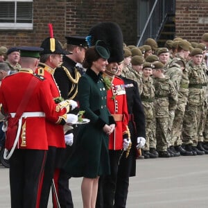 Le prince William et la duchesse Catherine de Cambridge assistaient à la parade de la Saint-Patrick avec le régiment des Irish Guards aux Cavalry Barracks du régiment des Irish Guards à Hounslow, dans l'ouest de Londres, le 17 mars 2017.