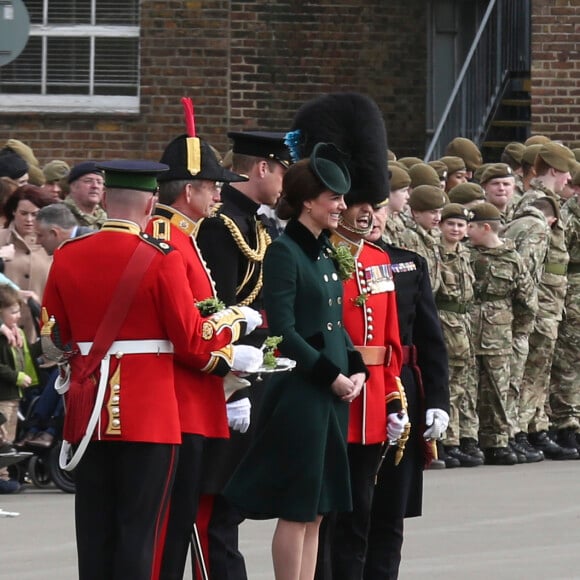 Le prince William et la duchesse Catherine de Cambridge assistaient à la parade de la Saint-Patrick avec le régiment des Irish Guards aux Cavalry Barracks du régiment des Irish Guards à Hounslow, dans l'ouest de Londres, le 17 mars 2017.