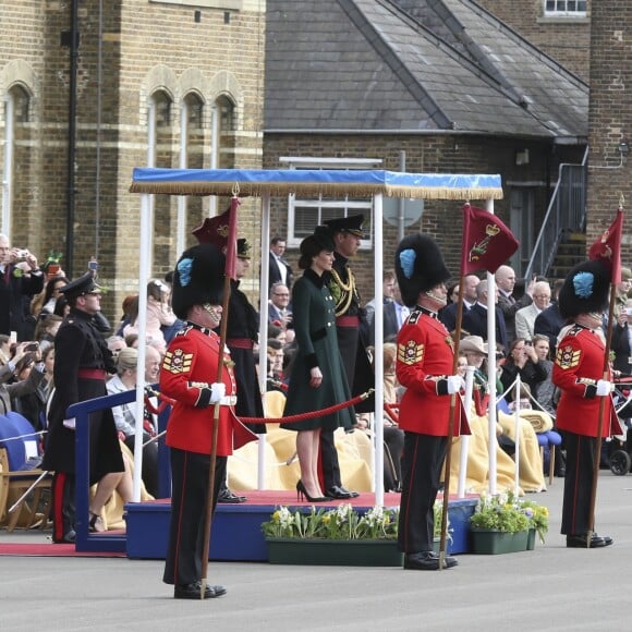 Le prince William et la duchesse Catherine de Cambridge assistaient à la parade de la Saint-Patrick avec le régiment des Irish Guards aux Cavalry Barracks du régiment des Irish Guards à Hounslow, dans l'ouest de Londres, le 17 mars 2017.