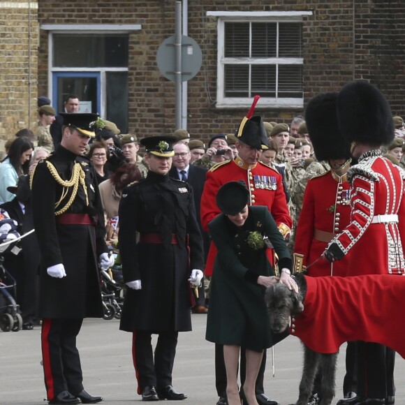 Le prince William et la duchesse Catherine de Cambridge assistaient à la parade de la Saint-Patrick aux Cavalry Barracks du régiment des Irish Guards à Hounslow, dans l'ouest de Londres, le 17 mars 2017.