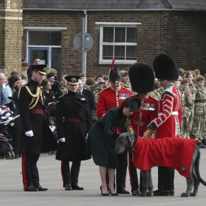 Le prince William et la duchesse Catherine de Cambridge assistaient à la parade de la Saint-Patrick aux Cavalry Barracks du régiment des Irish Guards à Hounslow, dans l'ouest de Londres, le 17 mars 2017.