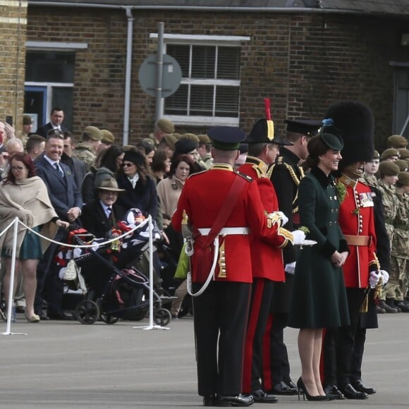 Le prince William et la duchesse Catherine de Cambridge assistaient à la parade de la Saint-Patrick aux Cavalry Barracks du régiment des Irish Guards à Hounslow, dans l'ouest de Londres, le 17 mars 2017.