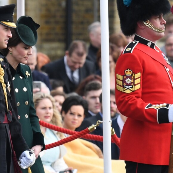 Le prince William et la duchesse Catherine de Cambridge ont assisté à la parade de la Saint-Patrick et distribué le trèfle porte-bonheur aux membres des Irish Guards aux Cavalry Barracks du régiment à Hounslow, dans l'ouest de Londres, le 17 mars 2017.