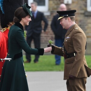 Le prince William et la duchesse Catherine de Cambridge ont assisté à la parade de la Saint-Patrick et distribué le trèfle porte-bonheur aux membres des Irish Guards aux Cavalry Barracks du régiment à Hounslow, dans l'ouest de Londres, le 17 mars 2017.