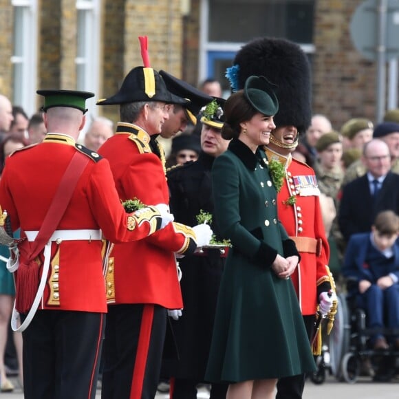 Le prince William et la duchesse Catherine de Cambridge ont assisté à la parade de la Saint-Patrick et distribué le trèfle porte-bonheur aux membres des Irish Guards aux Cavalry Barracks du régiment à Hounslow, dans l'ouest de Londres, le 17 mars 2017.