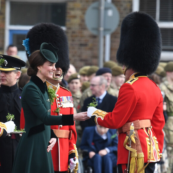 Le prince William et la duchesse Catherine de Cambridge ont assisté à la parade de la Saint-Patrick et distribué le trèfle porte-bonheur aux membres des Irish Guards aux Cavalry Barracks du régiment à Hounslow, dans l'ouest de Londres, le 17 mars 2017.