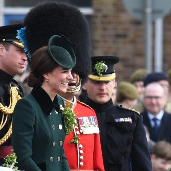 Le prince William et la duchesse Catherine de Cambridge ont assisté à la parade de la Saint-Patrick et distribué le trèfle porte-bonheur aux membres des Irish Guards aux Cavalry Barracks du régiment à Hounslow, dans l'ouest de Londres, le 17 mars 2017.