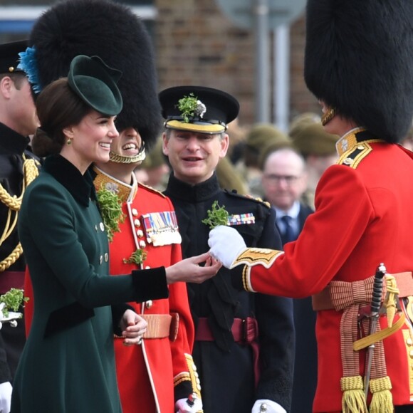 Le prince William et la duchesse Catherine de Cambridge ont assisté à la parade de la Saint-Patrick et distribué le trèfle porte-bonheur aux membres des Irish Guards aux Cavalry Barracks du régiment à Hounslow, dans l'ouest de Londres, le 17 mars 2017.