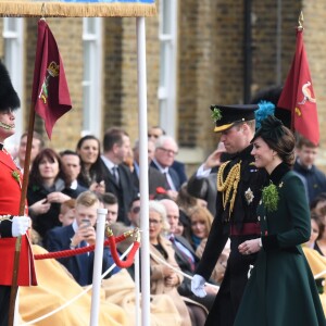 Le prince William et la duchesse Catherine de Cambridge ont assisté à la parade de la Saint-Patrick et distribué le trèfle porte-bonheur aux membres des Irish Guards aux Cavalry Barracks du régiment à Hounslow, dans l'ouest de Londres, le 17 mars 2017.