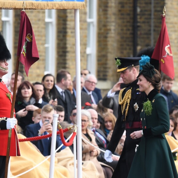 Le prince William et la duchesse Catherine de Cambridge ont assisté à la parade de la Saint-Patrick et distribué le trèfle porte-bonheur aux membres des Irish Guards aux Cavalry Barracks du régiment à Hounslow, dans l'ouest de Londres, le 17 mars 2017.