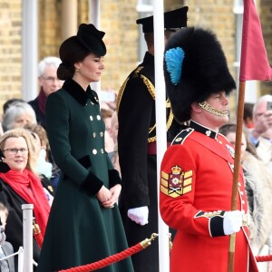 Le prince William et la duchesse Catherine de Cambridge ont assisté à la parade de la Saint-Patrick et distribué le trèfle porte-bonheur aux membres des Irish Guards aux Cavalry Barracks du régiment à Hounslow, dans l'ouest de Londres, le 17 mars 2017.