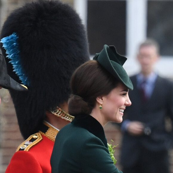 Le prince William et la duchesse Catherine de Cambridge ont assisté à la parade de la Saint-Patrick et distribué le trèfle porte-bonheur aux membres des Irish Guards aux Cavalry Barracks du régiment à Hounslow, dans l'ouest de Londres, le 17 mars 2017.