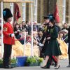 Le prince William et la duchesse Catherine de Cambridge ont assisté à la parade de la Saint-Patrick et distribué le trèfle porte-bonheur aux membres des Irish Guards aux Cavalry Barracks du régiment à Hounslow, dans l'ouest de Londres, le 17 mars 2017.