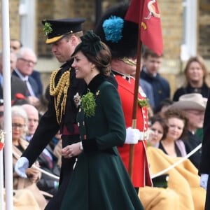 Le prince William et la duchesse Catherine de Cambridge ont assisté à la parade de la Saint-Patrick et distribué le trèfle porte-bonheur aux membres des Irish Guards aux Cavalry Barracks du régiment à Hounslow, dans l'ouest de Londres, le 17 mars 2017.