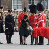 Kate a distribué les bouquets de trèfles, sans oublier bien sûr Domhnall, mascotte du régiment. Le prince William et la duchesse Catherine de Cambridge ont assisté à la parade de la Saint-Patrick et distribué le trèfle porte-bonheur aux membres des Irish Guards aux Cavalry Barracks du régiment à Hounslow, dans l'ouest de Londres, le 17 mars 2017.