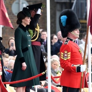 Le prince William et la duchesse Catherine de Cambridge ont assisté à la parade de la Saint-Patrick et distribué le trèfle porte-bonheur aux membres des Irish Guards aux Cavalry Barracks du régiment à Hounslow, dans l'ouest de Londres, le 17 mars 2017.