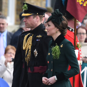 Le prince William et la duchesse Catherine de Cambridge ont assisté à la parade de la Saint-Patrick et distribué le trèfle porte-bonheur aux membres des Irish Guards aux Cavalry Barracks du régiment à Hounslow, dans l'ouest de Londres, le 17 mars 2017.