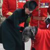 Kate a distribué les bouquets de trèfles, sans oublier bien sûr Domhnall, mascotte du régiment. Le prince William et la duchesse Catherine de Cambridge ont assisté à la parade de la Saint-Patrick et distribué le trèfle porte-bonheur aux membres des Irish Guards aux Cavalry Barracks du régiment à Hounslow, dans l'ouest de Londres, le 17 mars 2017.