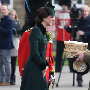 Le prince William et la duchesse Catherine de Cambridge ont assisté à la parade de la Saint-Patrick et distribué le trèfle porte-bonheur aux membres des Irish Guards aux Cavalry Barracks du régiment à Hounslow, dans l'ouest de Londres, le 17 mars 2017.