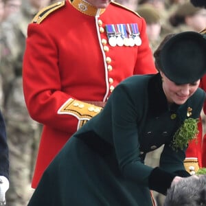 Kate a distribué les bouquets de trèfles, sans oublier bien sûr Domhnall, mascotte du régiment. Le prince William et la duchesse Catherine de Cambridge ont assisté à la parade de la Saint-Patrick et distribué le trèfle porte-bonheur aux membres des Irish Guards aux Cavalry Barracks du régiment à Hounslow, dans l'ouest de Londres, le 17 mars 2017.