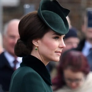 Le prince William et la duchesse Catherine de Cambridge ont assisté à la parade de la Saint-Patrick et distribué le trèfle porte-bonheur aux membres des Irish Guards aux Cavalry Barracks du régiment à Hounslow, dans l'ouest de Londres, le 17 mars 2017.