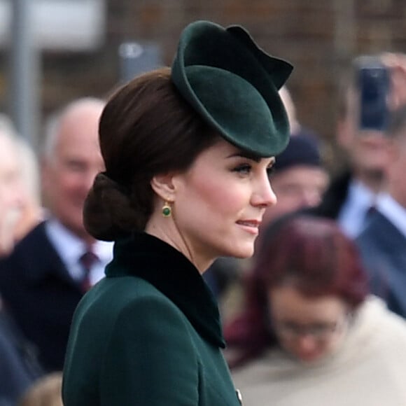 Le prince William et la duchesse Catherine de Cambridge ont assisté à la parade de la Saint-Patrick et distribué le trèfle porte-bonheur aux membres des Irish Guards aux Cavalry Barracks du régiment à Hounslow, dans l'ouest de Londres, le 17 mars 2017.