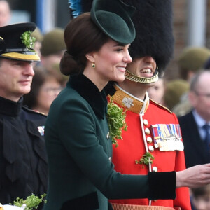 Le prince William et la duchesse Catherine de Cambridge ont assisté à la parade de la Saint-Patrick et distribué le trèfle porte-bonheur aux membres des Irish Guards aux Cavalry Barracks du régiment à Hounslow, dans l'ouest de Londres, le 17 mars 2017.