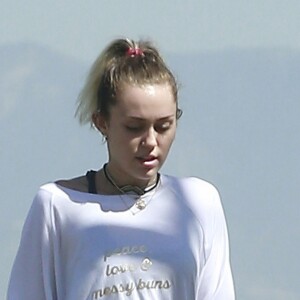 Exclusif - Miley Cyrus et son fiancé Liam Hemsworth sont allés se balader en amoureux sur les hauteurs de Los Angeles, le 16 mars 2017 
