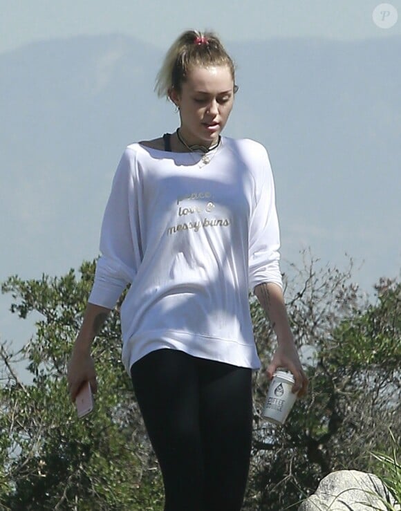 Exclusif - Miley Cyrus et son fiancé Liam Hemsworth sont allés se balader en amoureux sur les hauteurs de Los Angeles, le 16 mars 2017 