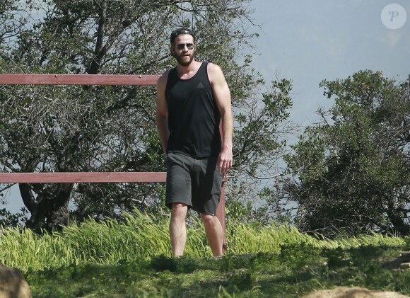 Exclusif - Miley Cyrus et son fiancé Liam Hemsworth sont allés se balader en amoureux sur les hauteurs de Los Angeles, le 16 mars 2017 