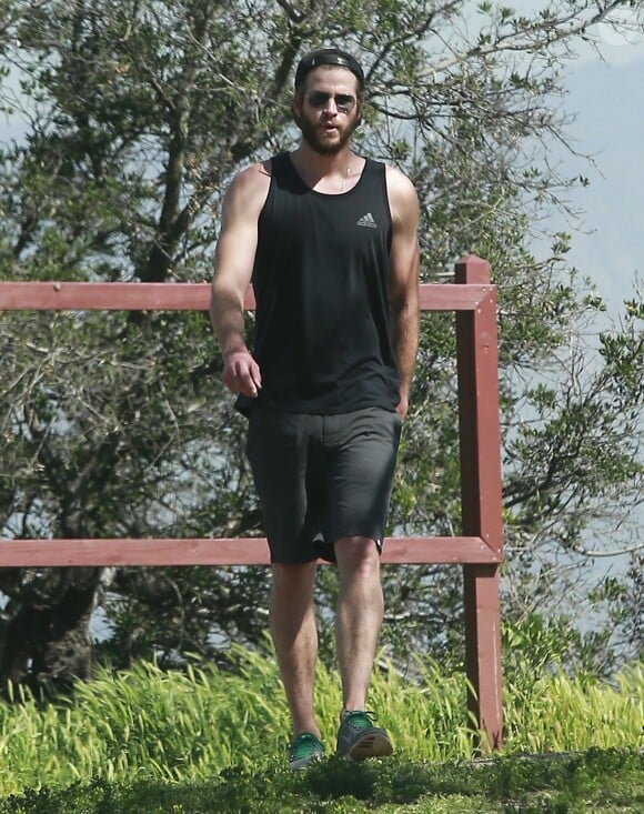 Exclusif - Miley Cyrus et son fiancé Liam Hemsworth sont allés se balader en amoureux sur les hauteurs de Los Angeles, le 16 mars 2017 