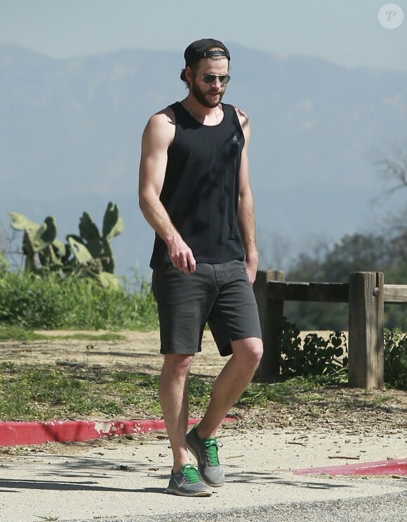 Exclusif - Miley Cyrus et son fiancé Liam Hemsworth sont allés se balader en amoureux sur les hauteurs de Los Angeles, le 16 mars 2017 